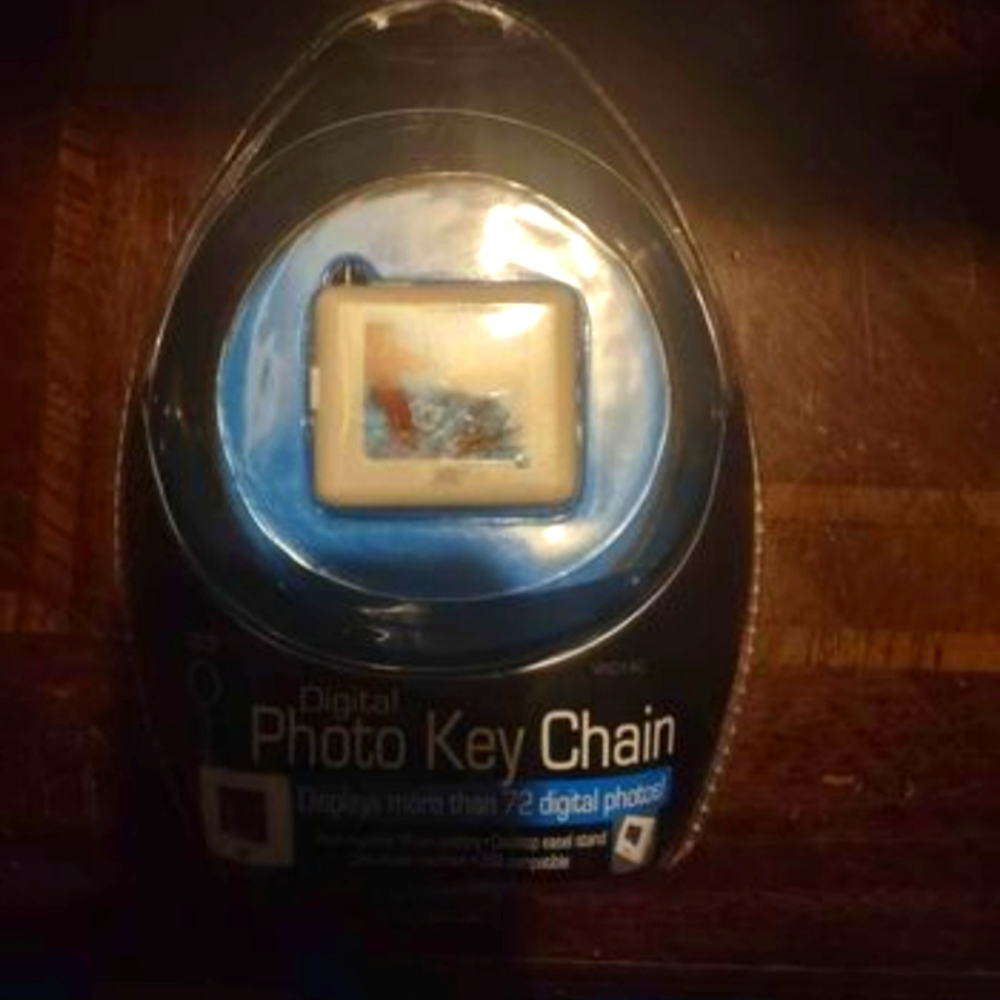 Digital Photo Keychain 72 plus photos VR3 with battery rechargeable USB Compatib